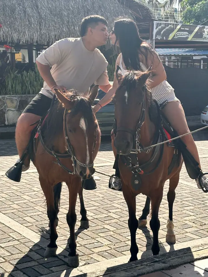 Alexa y Santiago a caballo