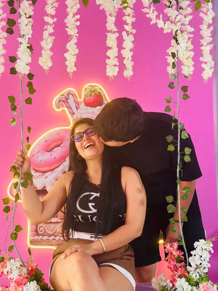 Alexa y Santiago en el columpio