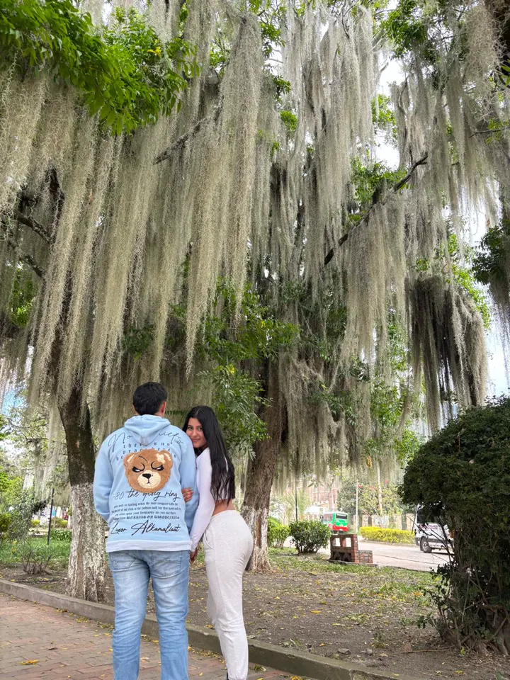Alexa y Santiago paseando en el parque
