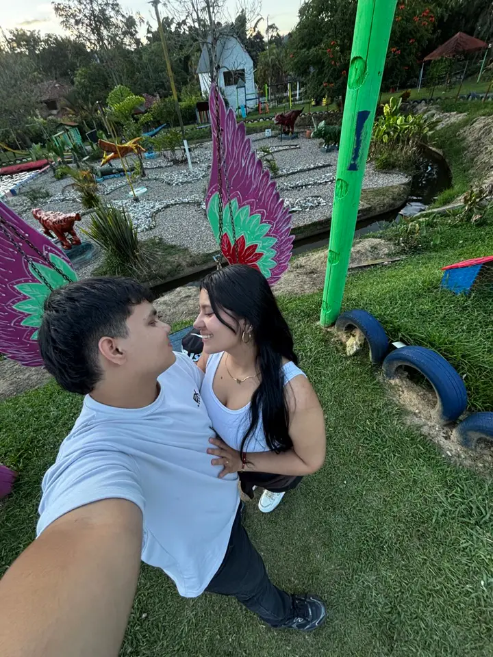 Alexa y Santiago en el jardín